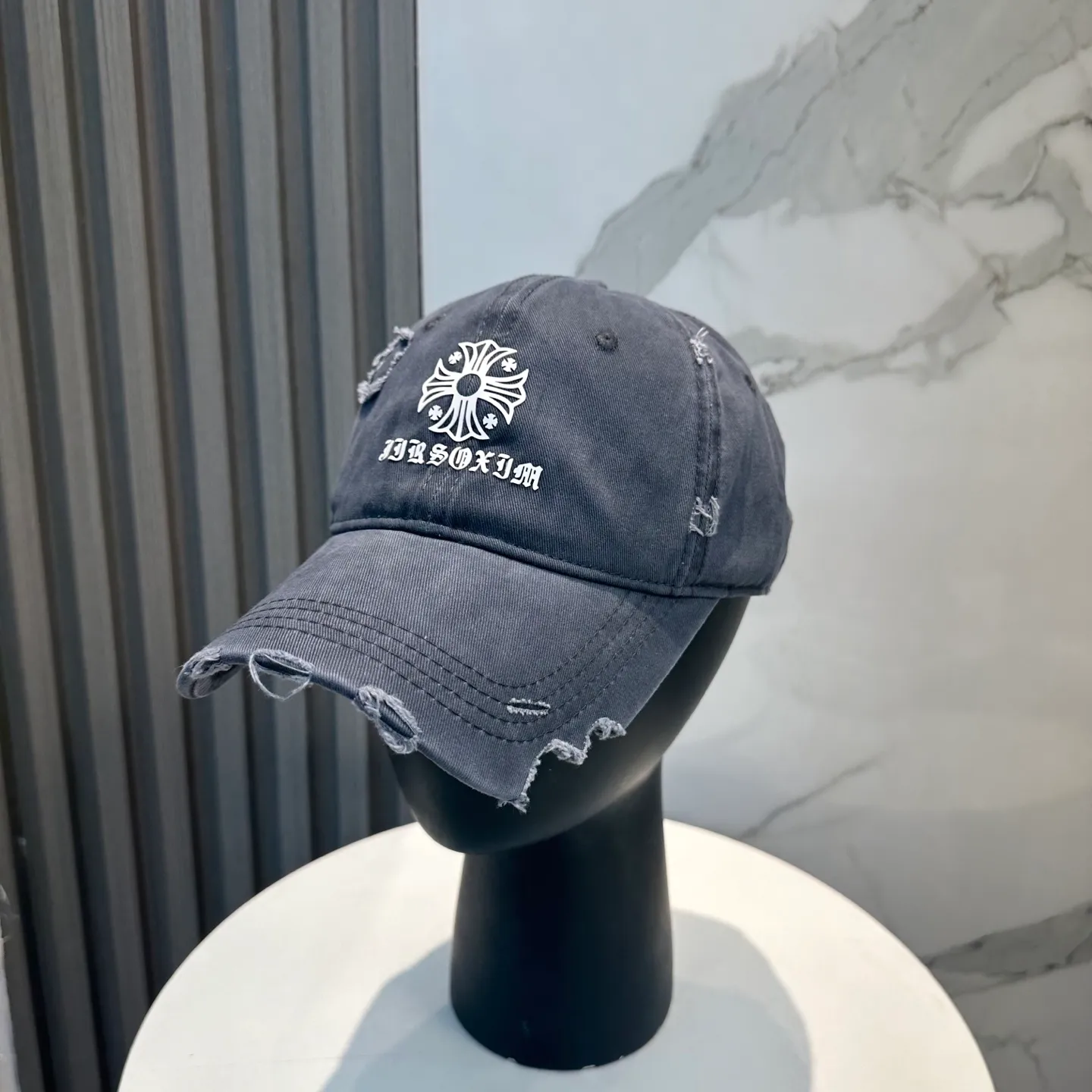 P70 Crow Heart 🆕🆕25 new baseball cap, stylish and classic cross logo, casual with a cool feeling, unisex style, same style for men and women! Very easy to match! Head circumference: 56-58cm is available